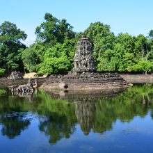 池に浮かぶ祠堂