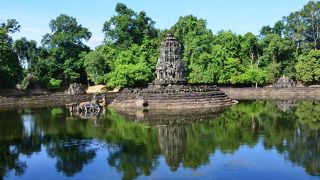 遺跡そのものよりも、水に浮かぶ参道の水辺の景色が幻想的