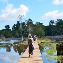 遺跡に通じる水に浮かぶ木道