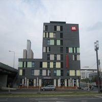 外観　駅から歩いて北上するとこういう建物が見えます