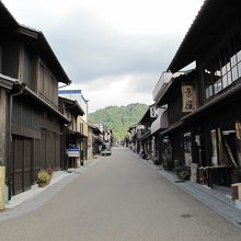 美しい岩村の街並を見通す