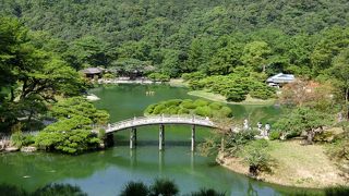 広大な日本庭園、高台からの景色はきれい！