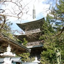 ひときわ目立っている三重塔