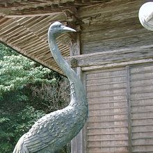 境内にも居る鶴の像