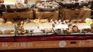 お気に入りパン『牛ほほ肉のココット』『ゴルゴンゾーラ蜂蜜』が、たまたま無くて残念。また来ます。