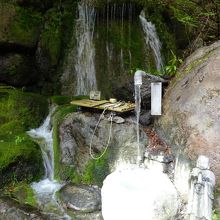 赤川荘入口左手に飲泉場があり、冷鉱泉が流れ出ています。