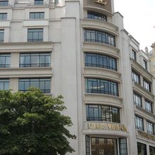 ビルのトップにこんなロゴマークまで