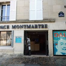 右が入り口、左が出口でショップで買い物のみもOK