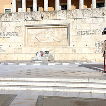 無名戦士の墓と警護する衛兵