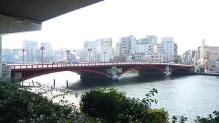 浅草寺に合わせた赤い橋