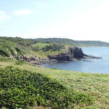 岬の西側の海