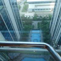 エスカレーターから見えるプール