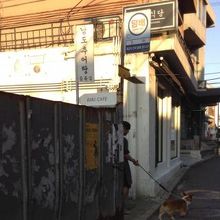 塀上の白いのが看板