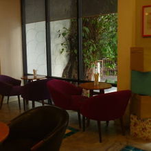 テーブルもゆったりした配置で落ち着きます。