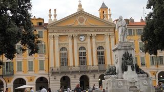 クリーム色の建物が綺麗です