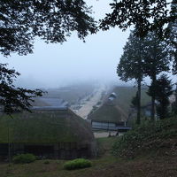 翌朝、朝靄のかかった町並みを展望台から