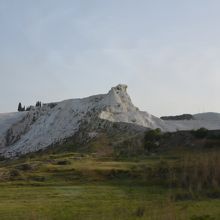 石灰棚をふもとから眺める