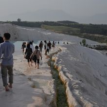 溝を流れる温泉水