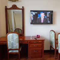 デスクとテーブルがあります。