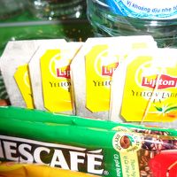 冷蔵庫上に飲み物ありますが、この紅茶、ティーバッグがむき出し