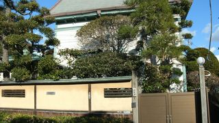 甘縄神明宮の前、素敵な和・洋館