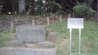 都内の住宅地の木が覆い茂る公園内にありま～す。