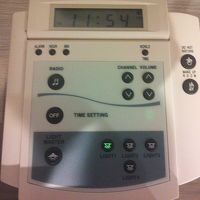 下のライトのボタンで部屋の電気をつけます