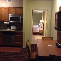 ダイニング、奥が寝室