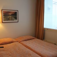 窓の外にバルコニーがあります