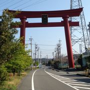 大きな鳥居を抜けて行きます