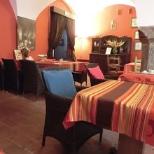 併設されたレストランの内装。中世風でした。