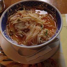 トムヤムラーメン。一度かきまぜてますが、、、鶏肉も乗ってます