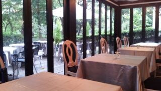 緑の中の一軒家レストラン