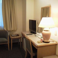 奥に椅子とテーブルセット