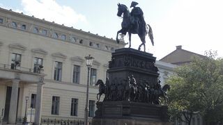 観光の見どころが集まるメインストリート