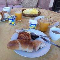 朝食、パンとヨーグルトとオレンジジュース、コーヒー