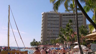 デュークカハナモク像を見るとハワイ感が高まります