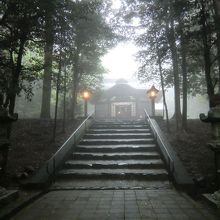 山奥の秘められた神社の趣き。