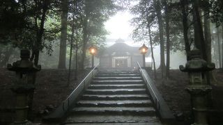 深山の霊場の雰囲気。急坂の細い山道の先にあります。