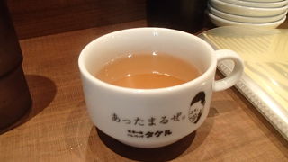 コンソメスープが寒い、外から入った身には、とても温まるスープとなっています。