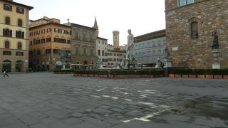 シニョーリ広場の隅にあります