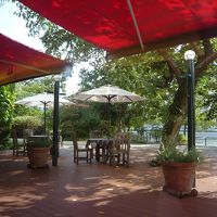 レストランから川を望む