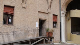 エステンセ城の中庭にあります