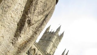 中心にそびえています