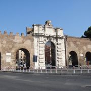 ローマの町を囲む城壁の門