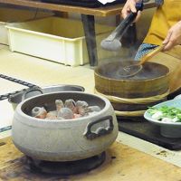 石臼で調理するパフォーマンス