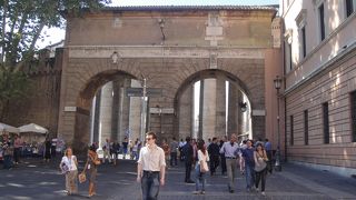 門をくぐったらヴァティカンです