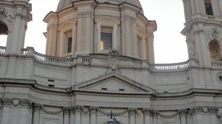 ナヴォーナ広場の存在感ある教会