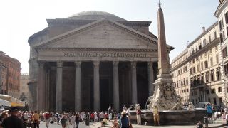 パンテオン前の小さな広場