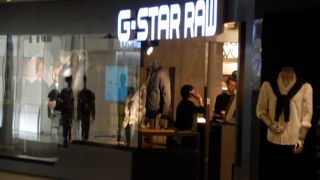 大阪のミナミにある巨大なショッピングタウンにある店